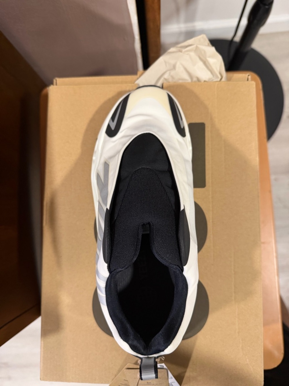 Men's White and Black Adidas YEEZY boost 700 MNVN - Picture 4 of 8